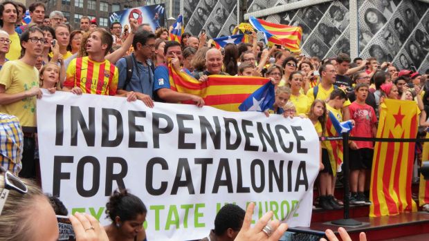 Holding Hands for Catalan Independence NYC #CatalanWay #ViaCatalana #ViaCatalanaMon