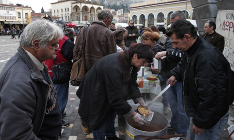 Atina aşevi Çorba mutfağı gönüllüleri Atina’da servis yapmakta. Lefteris Pitarakis/AP