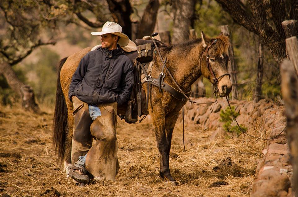 Onarıcı tarım pratikleri, kovboyluk gibi geleneksel kurumlarla kol kola yürüyebiliyor. Bu fotoğraf, Savory Enstitüsü'nün Meksika'daki gözelerinden birinden. Foto: Marta hernandez de pedraza