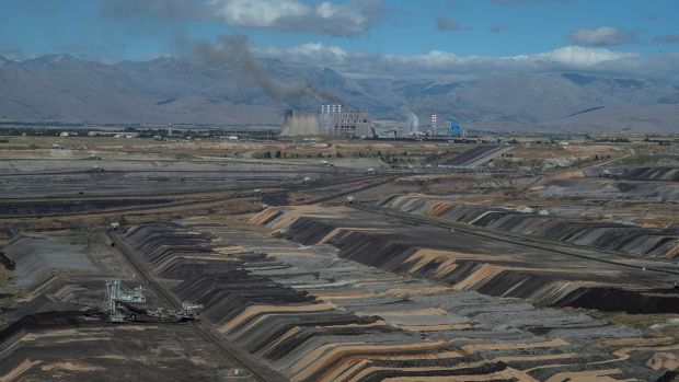 Afşin-Elbistan’daki uçsuz bucaksız açık kömür ocakları ve dünyanın en büyük kömürle işleyen santraline dönüştürülmesi planlanan devlete ait termik santraller. Fotoğraf: Sean Smith, The Guardian için