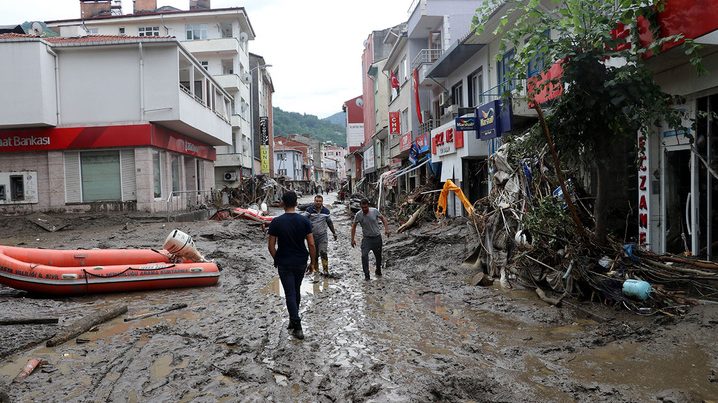 Batı Karadeniz deki sel felaketinde yaşamını yitirenlerin sayısı 81 e