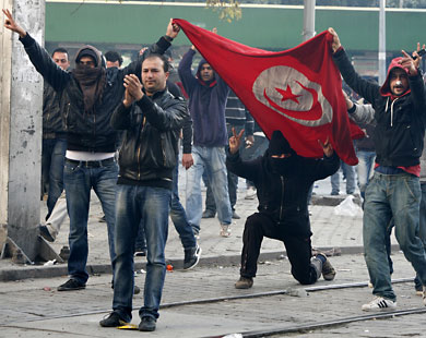 protestocular Tunus sokaklarında
