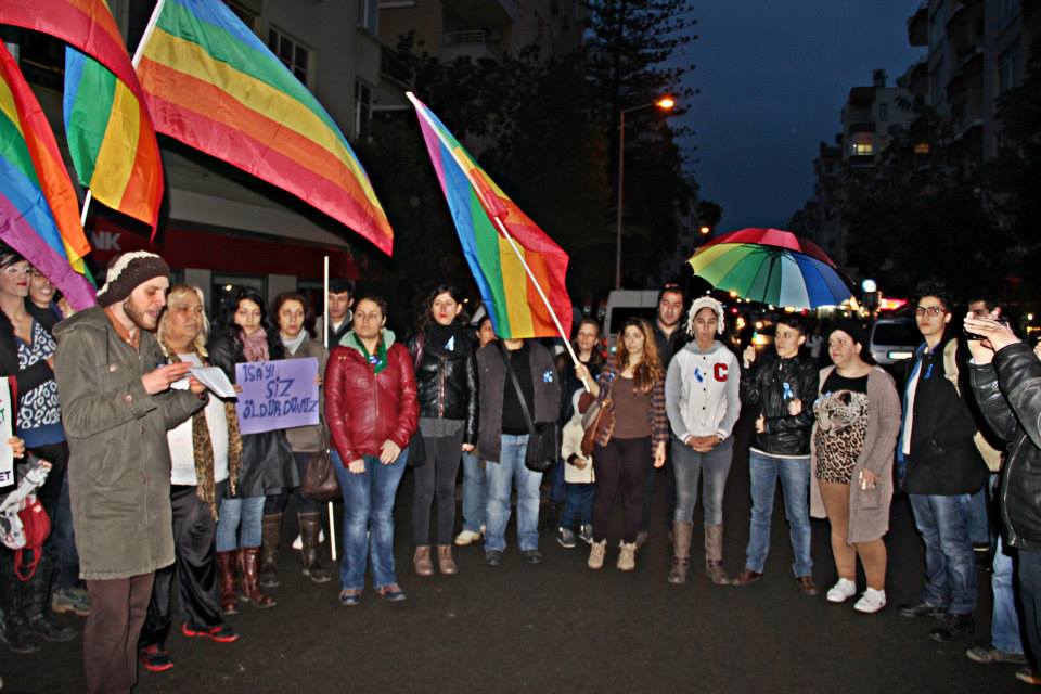 Basın açıklamasını Yedirenk Mersin LGBT'den Fırat Varatyan okudu