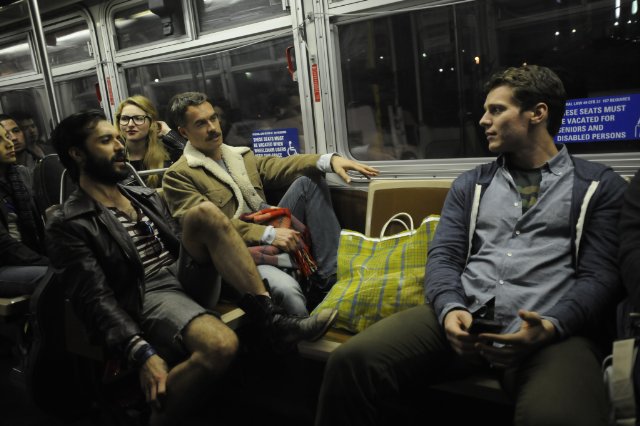Dizi karakterleri San Francisco otobüslerinde giderlerkene