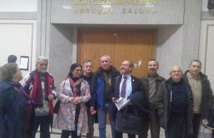 YSGP İzmir İl Örgütü duruşmayı izledi.