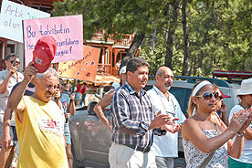 ©yeniasir.com.tr Türkiye'de bir ilk: Belediye başkanı kendisinin protesto edildiği eylemde