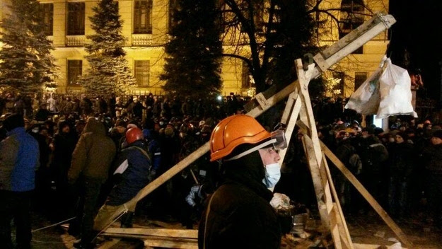 Kiev'de devam eden hükümet karşıtı gösterilerde protestocular "ev tipi" mancınık inşa etti.
