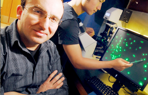 Georgian Üniversitesi'nden yardımcı profesör Kostas Konstantinidis (solda) ve eski doktora öğrencisi ve araştırmanın baş yazarı Chengwei Luo, topraktaki E. coli hücrelerini inceliyor. Foto: Gary Meek)