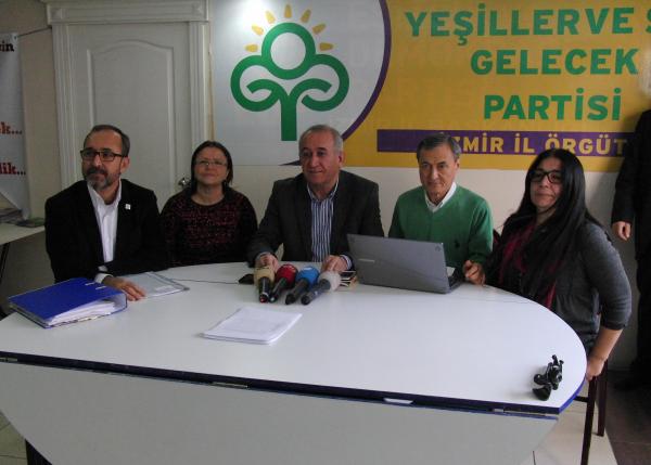 Yeşiller ve Sol Gelecek Partisi İzmir üyeleri basın toplantısı gerçekleştirdi.