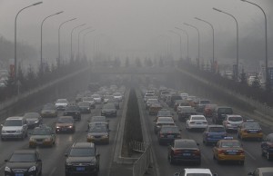 Pekin'de hava kirliliğinin önemli bir sebebi de araba sayısı. Kentin nüfusu 2o milyonun üstünde