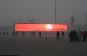 Pekin'de gündoğumu ve batışı, meydanlara konan devasa ekranlardan "yapay" olarak izlettiriliyor.