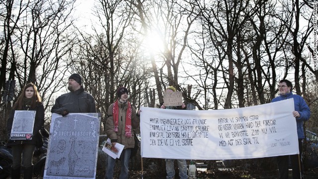 Kopenhag Hayvanat bahçesi önünde Maurius'un öldürülmesini engellemek için yapılan protesto gösterisi