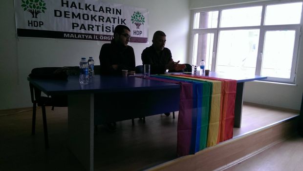 Malatya'da gerçekleşen Homofobi Karşıtı Buluşmaya Kaos GL derneğinden katılan Yıldız Tar (solda) ve Ali Erol