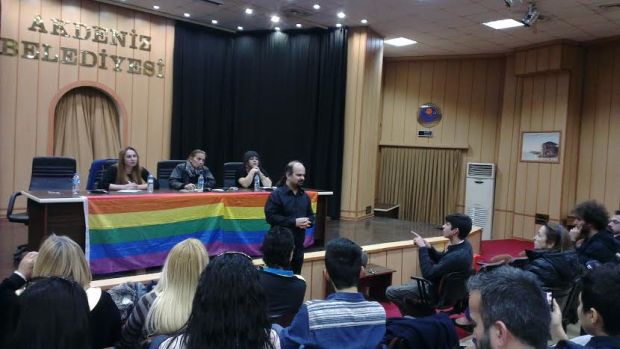 Pembe Hayat'ın Yedeirenk Mersin LGBT ev sahipliğinde düzenlediği atölyelerin ilk günü adres Akdeniz Belediyesi Konferans Salonu idi