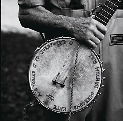 Pete Seeger ve "nefreti sarıp teslim olmaya zorlayan" banjosu