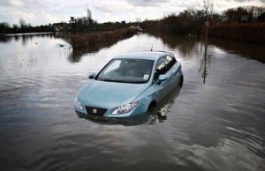 Thames Nehri Berkshire'da taştıktan sonra bir araba yarı batmış halde.Berkshire. Fotoğraf: Peter Macdiarmid/Getty Images