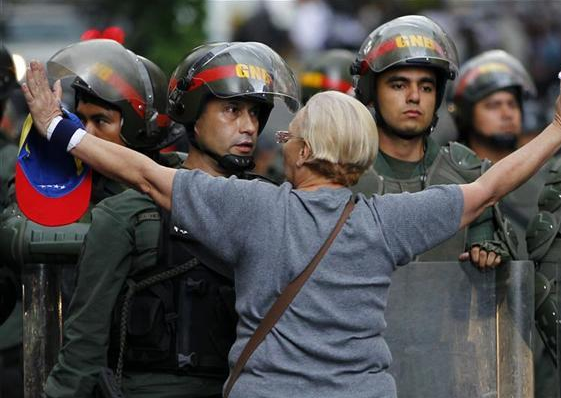 Protestolar sırasında bir eylemci polise bağırırken...