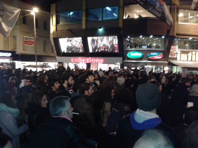 Beşiktaş'ta kalabalık 18.30 itibariyle 2.000 kişiyi geçmiş durumda.