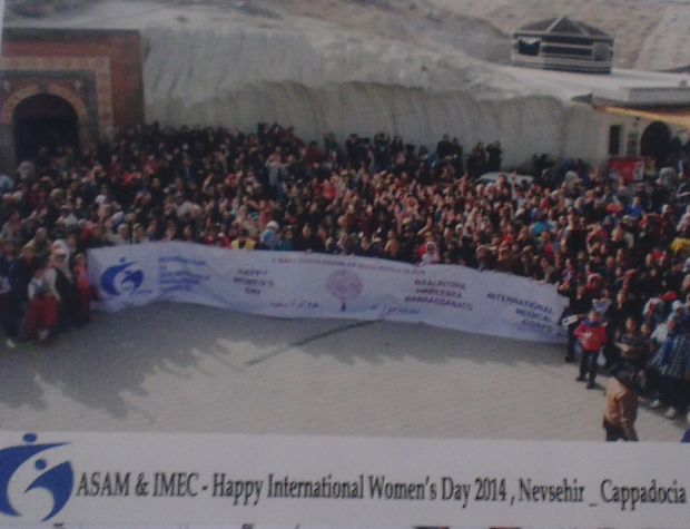 8 Mart Dünya Kadınlar Günü Kapadokya Turu hatırası için Nar Belediyesi Kültür Merkezi önünde kamera karşına geçtik