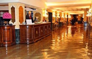 2013'te Venedik'te bulunan Otel Principe'nin Büyük Kanal'ın sularıyla dolan giriş salonu. Şehir bir bakıma şu anda bile deniz seviyesi yükselmelerinden etkileniyor. Fotoğraf: Paul Brown/Rex Features