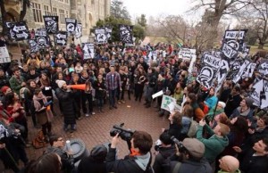 Göstericiler yürüyüş öncesi Georgetown Üniversitesi önünde toplandılar / Fotoğraf: M. Scott Masahkey / Politico