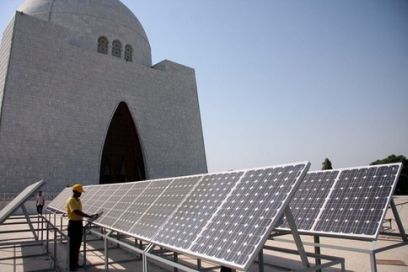 Pakistan parlamentosuna güneş panelleri kuruluyor.