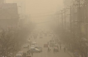 En dipsiz yutak olduğu düşünülen havadaki kirlilik, Dünya Sağlık Örgütü'nün son raporuna göre dünya genelindeki bir numaralı ölüm sebebi. (Fotoğraf: The Guardian)
