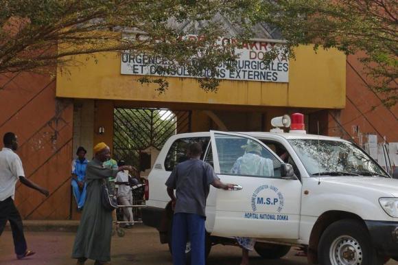 Mali'nin başkenti Conakry'de şüphelilerin bulunduğu Donka  Hastanesi önü. Mart 28, 2014. Fotoğraf: REUTERS/SALIOU SAMB