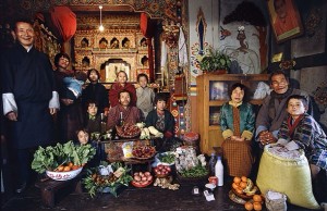 Fotoğrafçı Peter Menzel'in dünya halklarının haftalık gıda ihtiyaçlarını görüntülediği projeden iki kare. Üstte doğurganlık oranı düşük (1.41) Almanya, altta doğurganlık oranı görece yüksek (2.19) Bhutan. Tehdit aşırı tüketim mi aşırı nüfus mu?