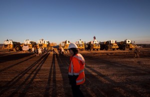 Whitahaven şirketine ait maden sahasındaki eylemciler, gözaltına alınmadan önce makinaların üzerinde otururken. Fotoğraf: Guardian/Greenpeace/Leard Forrest Alliance