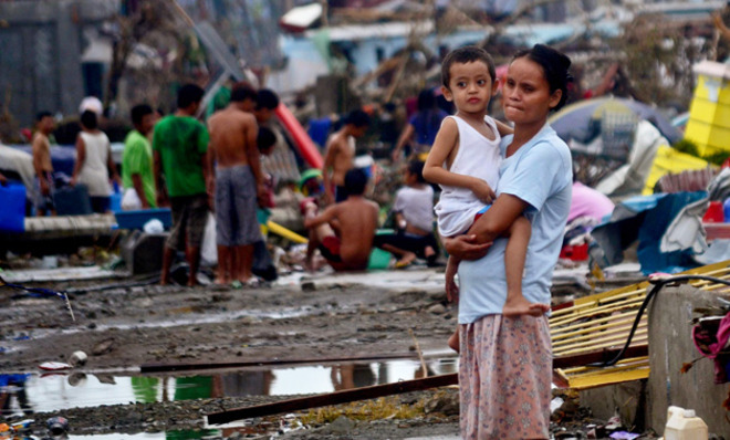 İklim değişikliğinden en büyük zararı görenler yoksullar ve iklim değişikliğinde hiç suçu olmayanlar oluyor. Filipinler'i vuran Haiyan Tayfunu bunun en güncel örneklerindendi. (Fotoğraf: Dondi Tawatao/Getty Images)