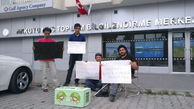 Greenpeace Mersin gönüllüleri Çevre ve Şehircilik Bakanı İdris Güllüce'ye iletilmek üzere halkın taleplerini de mektup kutusunda biriktiriyor