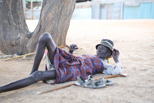 Köyün orta yerinde yere uzanarak dinlenmeye çekilmiş bir Turkanalı