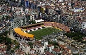 Ali Sami Yen Stadı, o zaman dutluk olan Mecidiyeköy’de küçük bir açık tribün ve toprak bir zeminle 1945 yılında açılmıştı. 