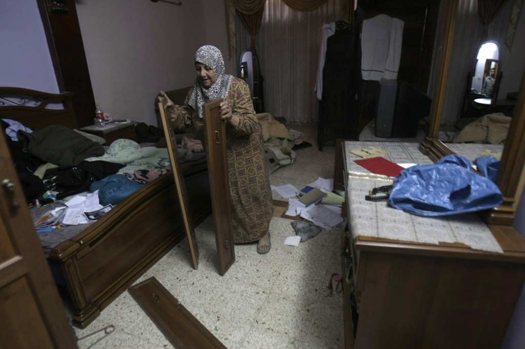 Filistinli kadın İsrail baskınından sonra evini temizliyor