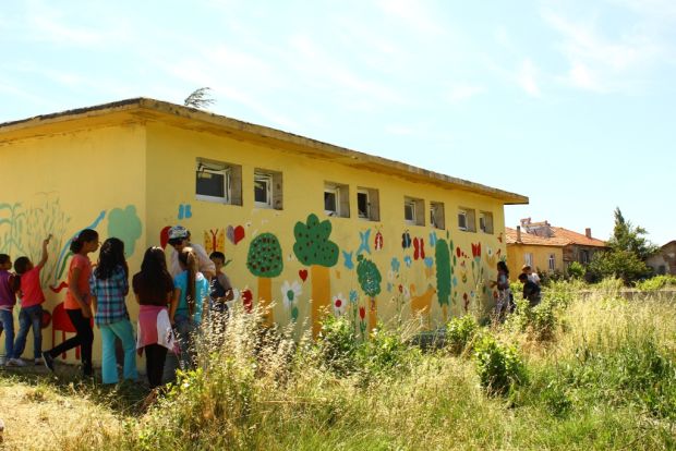 Çocuk Festivalinde okulun tuvaletinin duvarları da rengarenk boyandı