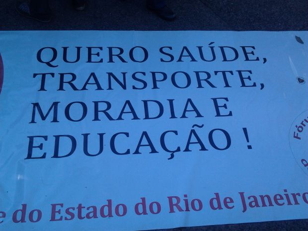Brezilyalılar modern stadlar ve dünya kupası değil bu pankartta da ifade ettikleri gibi, "Sağlık, ev, ulaşım, eğitim istiyoruz" diyor
