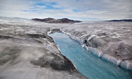 Grönland'da daha fazla ısı soğurulmasına neden olan kara karlarla kaplanmış bir tabaka. Fotoğraf: Henrik Egede Lassen/Alpha Film