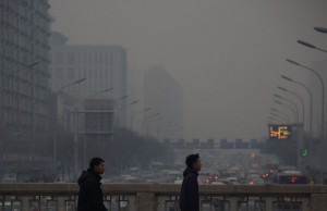 Sanayiden kaynaklanan kirlilikle birleşen araç salımları Çin şehirlerinin üzerine kara bir bulut gibi çöküyor.  Fotoğraf:   Tomohiro Ohsumi, Bloomberg