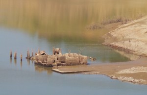 Azalan su seviyesi nedeniyle baraj yapımından önce bu alandaki evler görülebiliyor. [Fotoğraf: Murat Eğilmez / AJ Jazeera Türkçe]