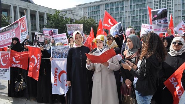 Saadet Partisi Kadın Kolları 17 Eylül 2014 Çarşamba günü İstanbul Büyükşehir Belediyesi önünde Pembe Metrobüs talebi için eylem gerçekleştirdi
