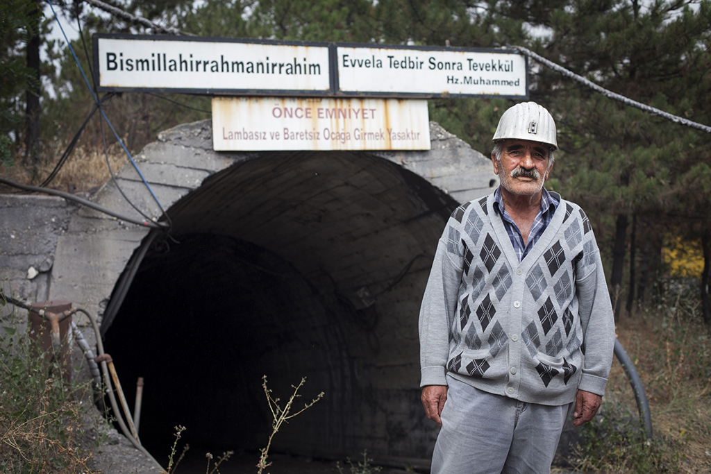 Mehmet Şahin, yıllar önce her gün girip çıktığı maden ağzının önünde. 