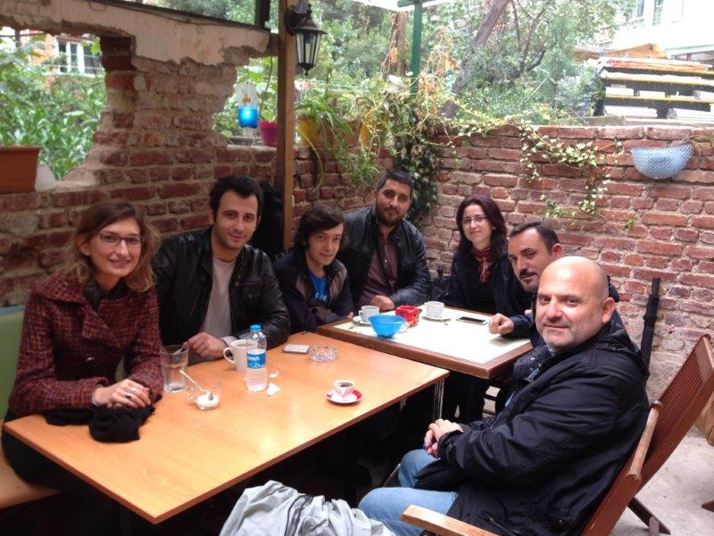 Sağdan sola Robert(kameraman),Dr Senad, Funda Alatas (Türkiye'den arkadaşları),Amir(Makedonya'dan Türkçe çevirilerde yardımcı olan arkadaşları) Çekim sonrası Kadıköy / Bahariye Yeşil Ev'de kahve molası