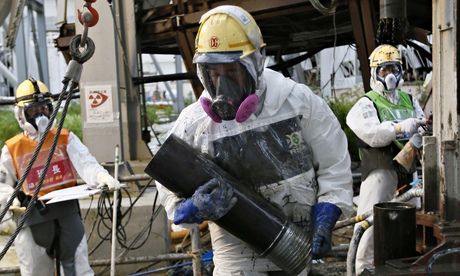 Mart 2011’de Fukushima Daiichi Nükleer Santrali’nde meydana gelen tsunamiyle meydana gelen radyoaktif facianın sonuçlarını önlemek adına kurgulanan buz duvarı projesi gereği duvarı inşa etme görevini üstelenen işçiler.