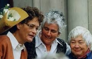 Angie Zelter (ortada)