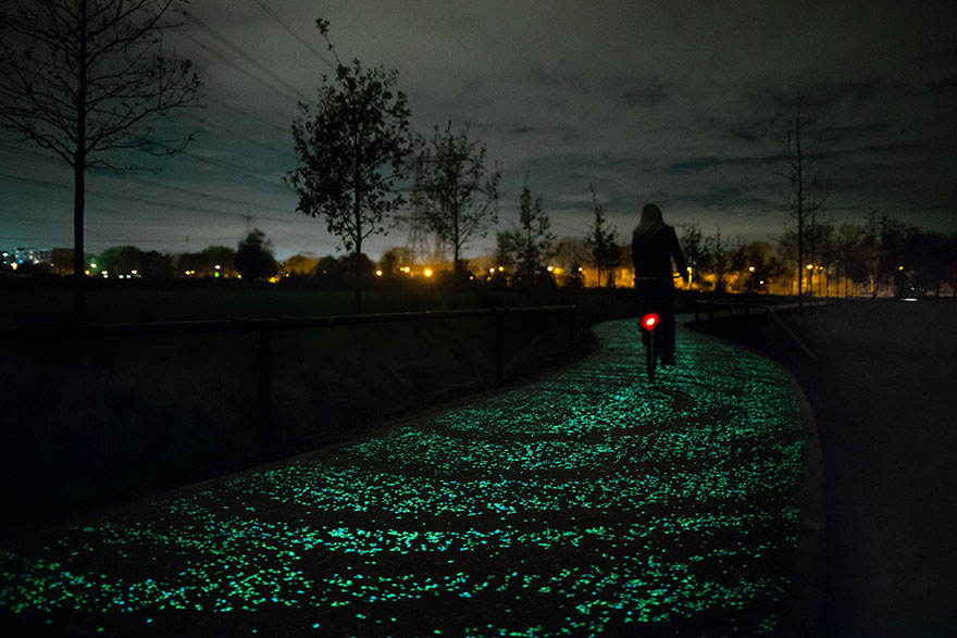 van-gogh-starry-night-glowing-bike-path-daan-roosengaarde-1