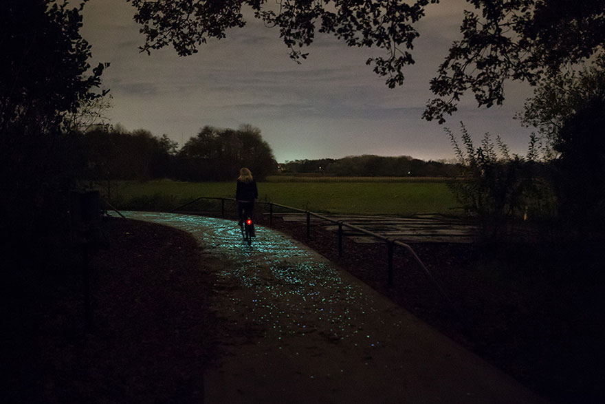 van-gogh-starry-night-glowing-bike-path-daan-roosengaarde-2