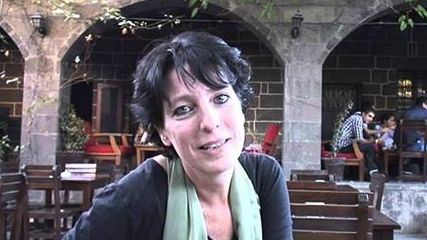 Diyarbakır'da yaşayan Hollandalı gazeteci Frederike Geerdink gözaltına alındı ve serbest bırakıldı