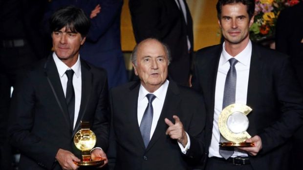 Yılın teknik direktörleri FIFA Başkanı Sepp Blatter ile birlikte