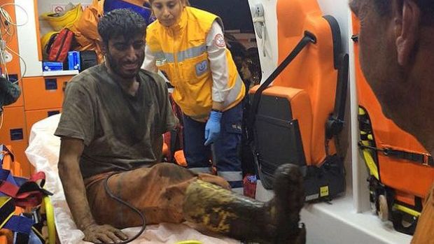 Murat Yalçın, somada göçen madenden çıkartılıp anbulansa taşınırken, ""Çizmelerimi çıkarayım mı? Sedye kirlenmesin" demişti